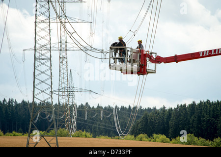 Remptendorf, l'Allemagne, la construction de lignes haute tension Banque D'Images