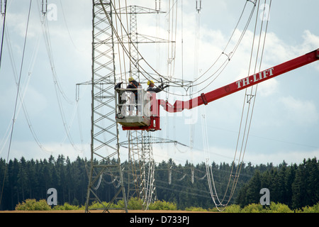 Remptendorf, l'Allemagne, la construction de lignes haute tension Banque D'Images