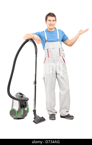 Portrait d'un employé du service de nettoyage avec un aspirateur, isolé sur fond blanc Banque D'Images