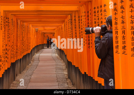 Photographier l'escalier à colonnes, sanctuaire Fushimi Inari, Kyoto, Japon Banque D'Images