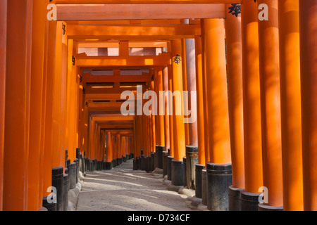 Escalier à colonnes, sanctuaire Fushimi Inari, Kyoto, Japon Banque D'Images
