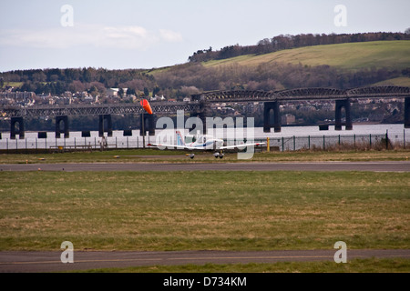 Un avion allemand de l'Aviation de Tayside Grob G115 Tutor T.1 / G-BVHG Héron décollant de la piste à l'aéroport de Dundee, Royaume-Uni Banque D'Images