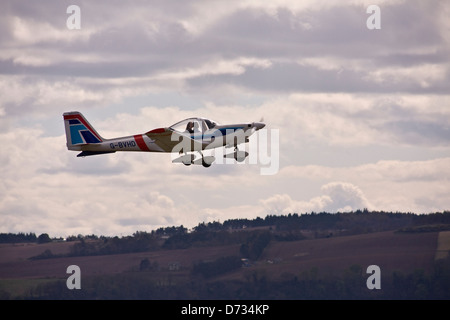 Le pilote de l'Aviation de Tayside Grob G115 Tutor T.1 / G-Heron BVHG avion pendant un cours de formation à l'aéroport de Dundee, Royaume-Uni Banque D'Images