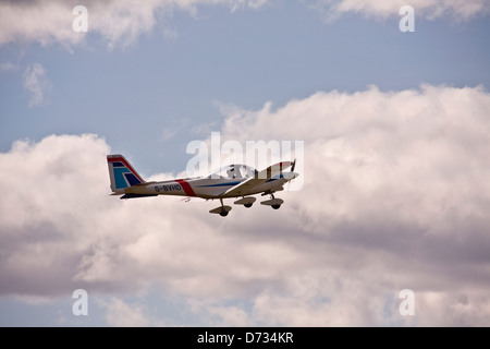 Grob G115 Aviation Tayside Tutor T.1 / G-Heron BVHG avion volant au-dessus de l'aéroport de Dundee lors d'une formation,UK Banque D'Images