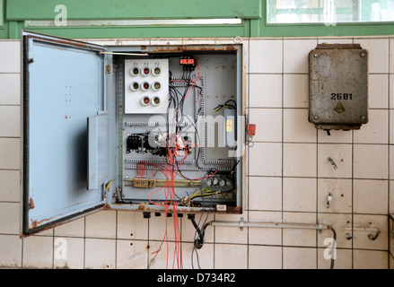 Une vieille platine de fusibles dans une usine désaffectée Banque D'Images