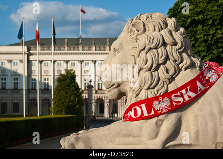 L'une des statues de lion en face du palais présidentiel à Varsovie, Pologne Banque D'Images