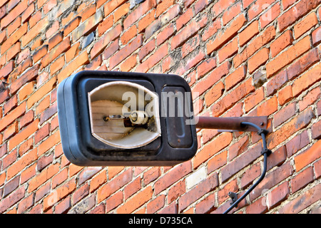 Une vieille lampe brisée sur la façade d'un bâtiment de l'usine abandonnée Banque D'Images