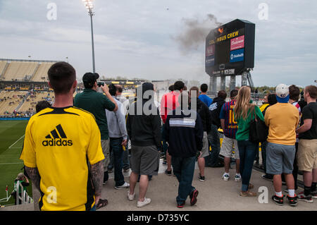 Columbus, OH : peu avant un coup de feu dans le tableau de bord de l'équipe de MLS Columbus Crew. Les pompiers sont rapidement sur les lieux pour éteindre le feu et personne n'est blessé. Le jeu entre Columbus et DC est retardé de 50 minutes. Columbus, OH - Avril 27, 2013. Banque D'Images