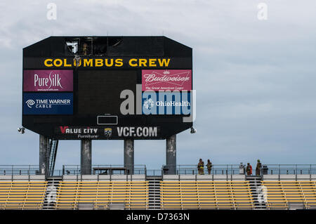 Columbus, OH : peu avant un coup de feu dans le tableau de bord de l'équipe de MLS Columbus Crew. Les pompiers sont rapidement sur les lieux pour éteindre le feu et personne n'est blessé. Le jeu entre Columbus et DC est retardé de 50 minutes. Columbus, OH - Avril 27, 2013. Banque D'Images