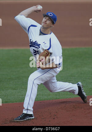 27 avril 2013 - Omaha, Nebraska, United States of America - 27 Avril 2013 : Le lanceur partant Nick Music # 21 de l'Université Creighton en première manche action pendant un match de base-ball NCAA Creighton Bluejays entre l'université et l'Université Rutgers Scarlet Knights à TD Ameritrade Park à Omaha, NE...Creighton bat 3-2 Rutgers en 11 manches. Banque D'Images