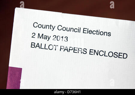 Epsom, Surrey, Angleterre, Royaume-Uni. 28 avril 2013. Si le vote par correspondance, les bulletins de vote remplis doivent être remis à la mairie ou au bureau de vote par 10h00 le jeudi 2 mai 2013 afin d'être comptés. Les élections auront lieu dans 34 collectivités locales en Angleterre et au Pays de Galles le 1 2e mai 2013. Plusieurs conseils sont l'objet d'importantes modifications aux limites en 2013, ce qui peut entraîner une réduction du nombre de sièges. Banque D'Images