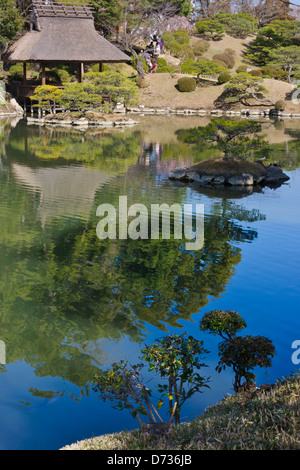 Paysage dans le jardin Shukkeien et une mininature (jardin), Hiroshima, Japon Banque D'Images