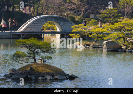 Pont dans un mininature (Jardin Shukkeien et jardin), Hiroshima, Japon Banque D'Images