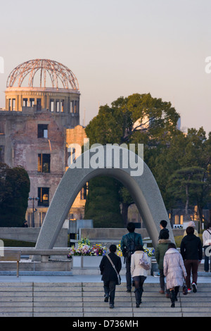 A-Bomb Dome et Cenotaph for the A-Bomb Victims, Hiroshima, Japon Banque D'Images