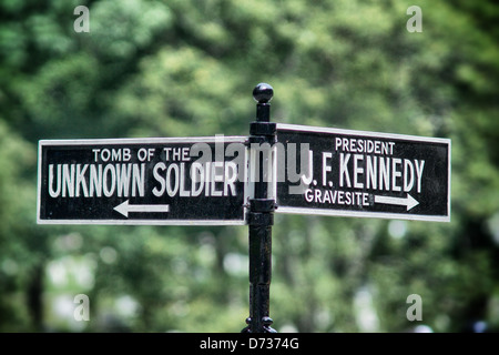 Les panneaux menant à la tombe de l'inconnu et John F. Kennedy. Banque D'Images