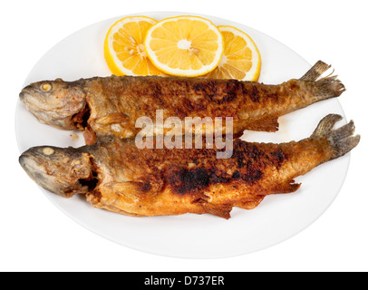 Deux poissons frits truite de rivière sur la plaque isolé sur fond blanc Banque D'Images