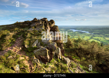 Vue depuis Les Blattes vers Tittesworth réservoir, le parc national de Peak District. Banque D'Images