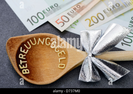 Cuillère de cuisine avec de l'argent des soins de l'avc lettre de nouilles Banque D'Images