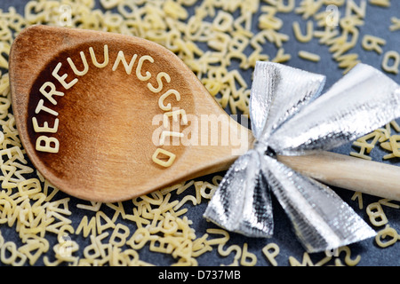 Cuillère de cuisine avec de l'argent des soins de l'avc lettre de nouilles Banque D'Images