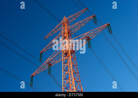 Mât haute tension, l'absorption nette, de l'énergie transformer Banque D'Images