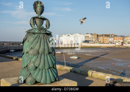 Mme Booth Le Shell Dame Sculpture par Ann Carrington sur le bras du port de Ramsgate Kent England Banque D'Images