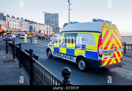 Voiture de police Van en action sur le front de mer de Margate Appel Banque D'Images