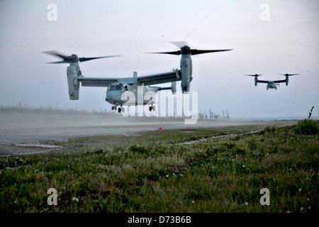 US Marine Corps MV-22B Balbuzard avion se préparer à atterrir au cours d'un exercice le 15 avril 2013 sur Ie Shima, Okinawa, Japon. Banque D'Images