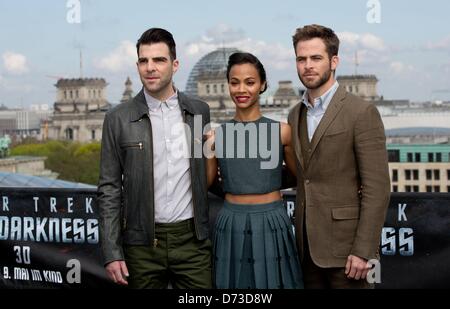 Acteurs américains Zachary Quinto (L-R), Zoe Saldana et Chris Pine poser pendant la présentation du film 'Star trek dans l'obscurité' à Berlin, Allemagne, 28 avril 2013. Le film sera diffusé aux cinémas allemands le 09 mai. Photo : JOERG CARSTENSEN Banque D'Images