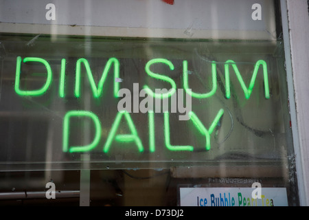 Un restaurant sign sating quotidien Dim Sum Banque D'Images