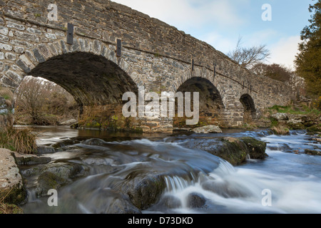 Le principal pont routier sur la rivière Dart à Postbridge, Dartmoor National Park, Dorset, England, UK Banque D'Images