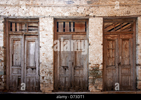 Trois vieilles portes délabrés côte à côte (Grèce) Banque D'Images