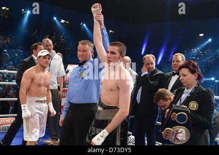 Boxeur allemand Jack Culcay (L) se tient dans le ring après son World Boxing Association (WBA) championnat Intercontinental des tournois européens lutte contre boxeur argentin Guido Nicolas Pitto (C) à Hambourg, Allemagne, 27 avril 2013. Culcay a perdu la lutte contre Pitto sur points. Photo : Marcus Brandt Banque D'Images