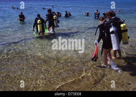 Les plongeurs stagiaires pratique dans les eaux peu profondes du Dolphin Reef d'Eilat dans le sud d'Israël Banque D'Images