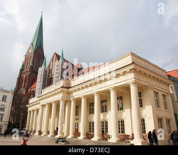 Cathédrale de Schwerin et de la Mairie de Schwerin, Mecklenburg-Vorpommern, Allemagne le 12 février 2013. Banque D'Images