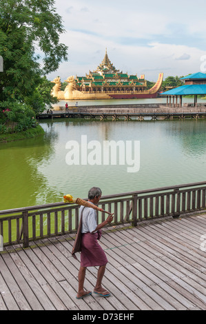 Barge royale à Yangon myanmar park Banque D'Images