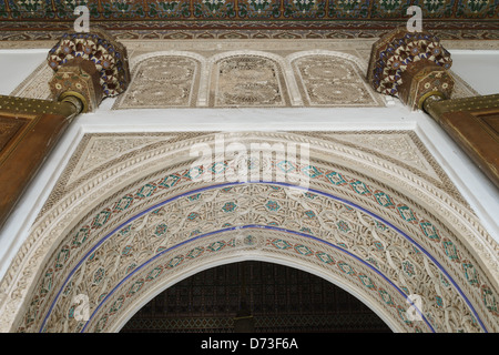 Marrakech - le Palais de la Bahia. Linteau de porte mauresque traditionnel arch design avec plâtre et peinture. Banque D'Images