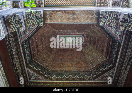 Marrakech - le Palais de la Bahia. Bois de cèdre peint et poutres au plafond à caissons. Banque D'Images