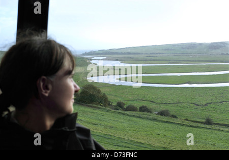 Vue sur la vallée de la rivière Cuckmere vers Cuckmere Haven à partir de la plate-forme supérieure d'un bus, sur la route entre Eastbourne et Brighton Banque D'Images