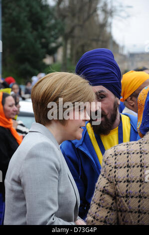 Dimanche 28 avril 2013. Glasgow, Ecosse, Royaume-Uni. Vice-premier ministre de l'Écosse, Nicola Sturgeon participant à la procession jusqu'à la New Glasgow Gurdwara dans Albert Route de la vieille place de Nithsdale Road. Banque D'Images