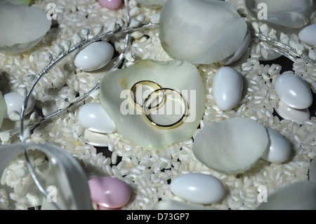 Les anneaux de mariage et couronnes avec la décoration (mariage à la grecque) Banque D'Images