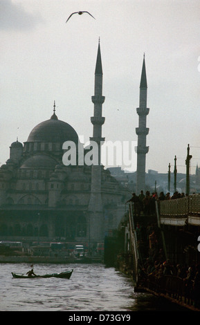 Le pont de Galata sur la Corne d'or à Istanbul, reliant la ville d'Istanbul avec les districts d'Eminonu et Karakoy Banque D'Images