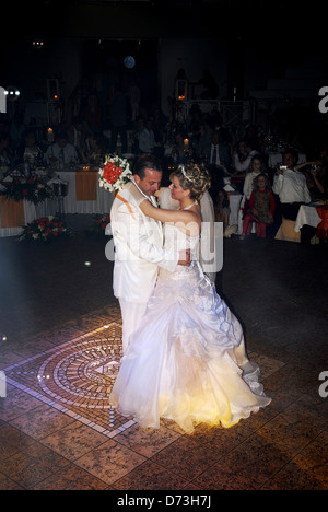 Mariés à leur première danse sur réception de mariage (Grèce) Banque D'Images