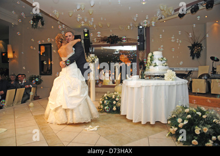 Mariés à leur première danse sur réception de mariage (Grèce) Banque D'Images