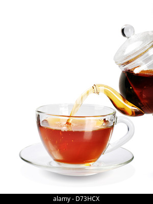 Tasse de thé dans la tasse en verre sur fond blanc Banque D'Images