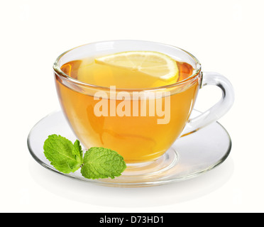 Tasse de thé dont la tranche de citron frais et de menthe isolated on white Banque D'Images