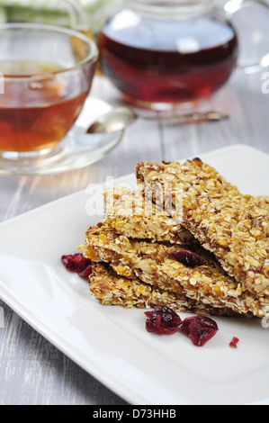 Muesli bars sur la plaque avec les noix et fruits secs Banque D'Images