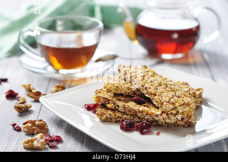 Muesli bars sur la plaque avec les noix et fruits secs Banque D'Images