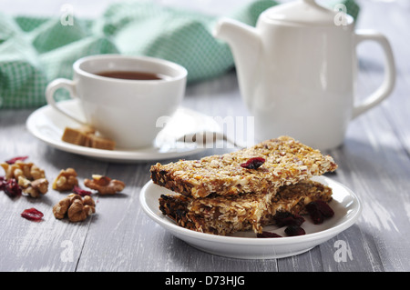 Muesli bars sur la plaque avec les noix et fruits secs Banque D'Images