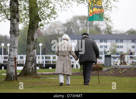 Oldenburg, Allemagne, un couple de personnes âgées marcher dans un parc sur Zwischenahn Banque D'Images