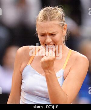 La Russie Maria Scharapova célèbre après avoir remporté le match final contre la Chine Li Na à l'ATA Porsche Tennis Grand Prix à Stade Porsche à Stuttgart, Allemagne, 28 avril 2013. Photo : BERND WEISSBROD Banque D'Images